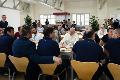 Papa Francesco mangia alla mensa vaticana 3