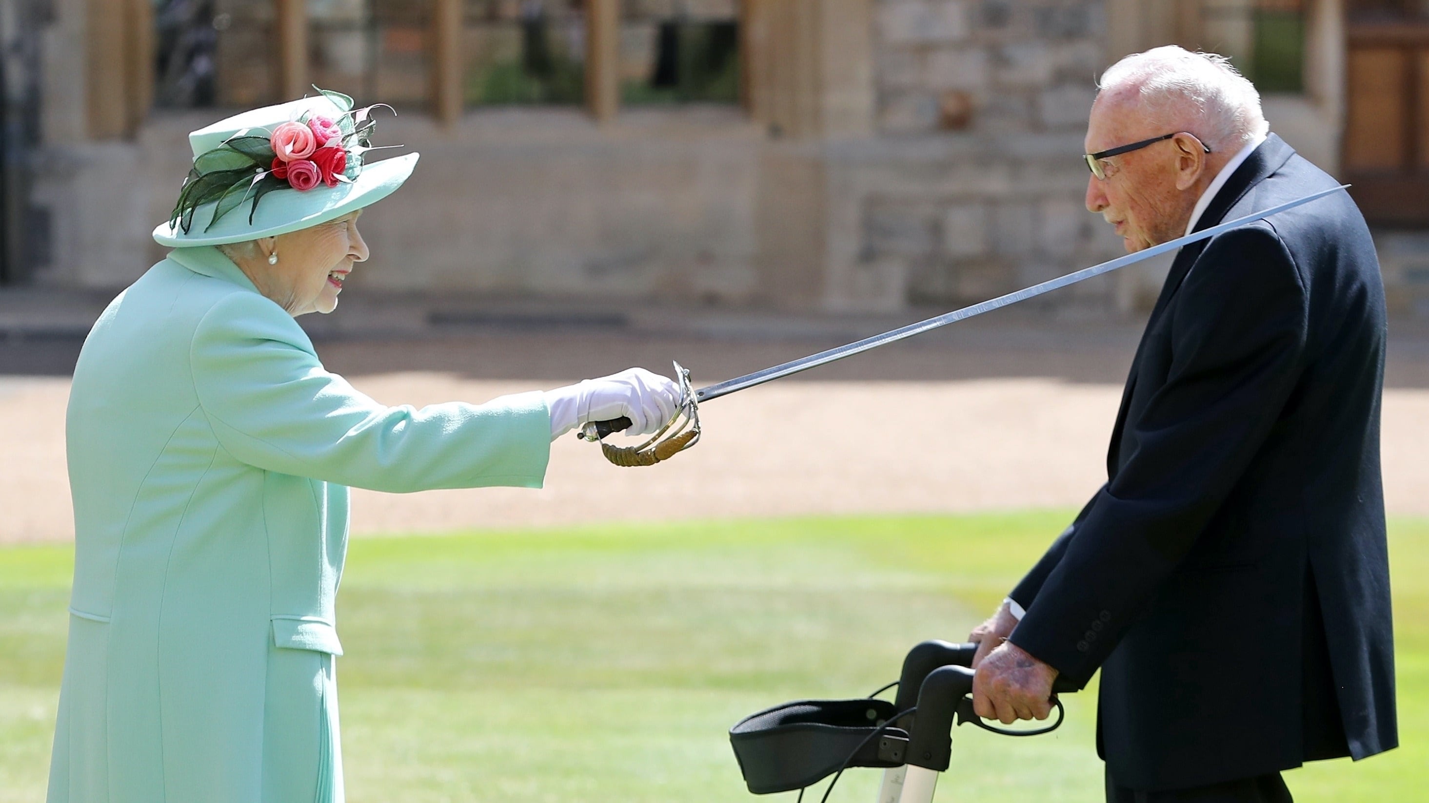 La regina e il cavaliere Tom, due secoli di vita in un gesto