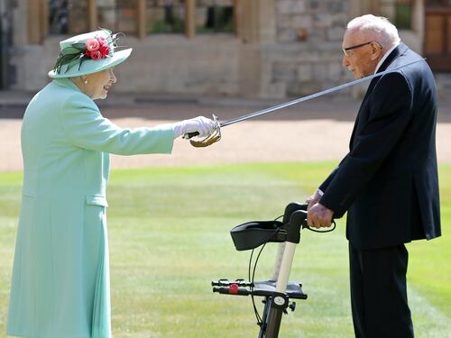 La regina e il cavaliere Tom, due secoli di vita in un gesto