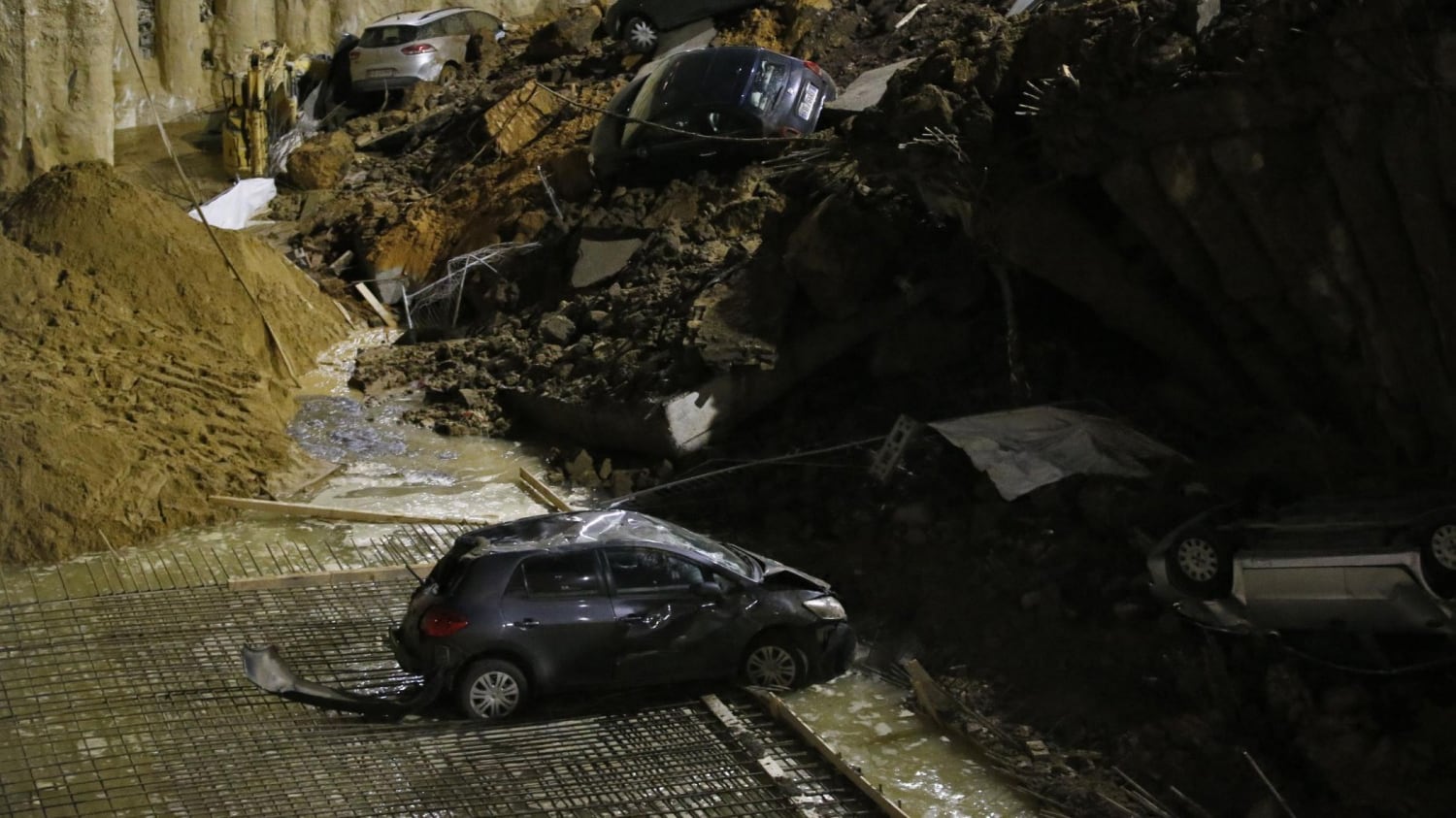 La Roma dei grillini finisce inghiottita da una voragine