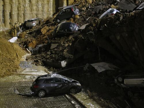 Roma, si apre un'enorme voragine per strada: auto inghiottite