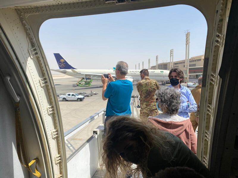 L'aereo militare dell'Aeronautica fermo in pista Arabia Saudita 3