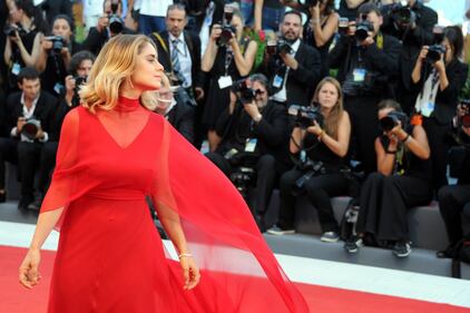 Venezia, attrici sexy sul primo red carpet 14