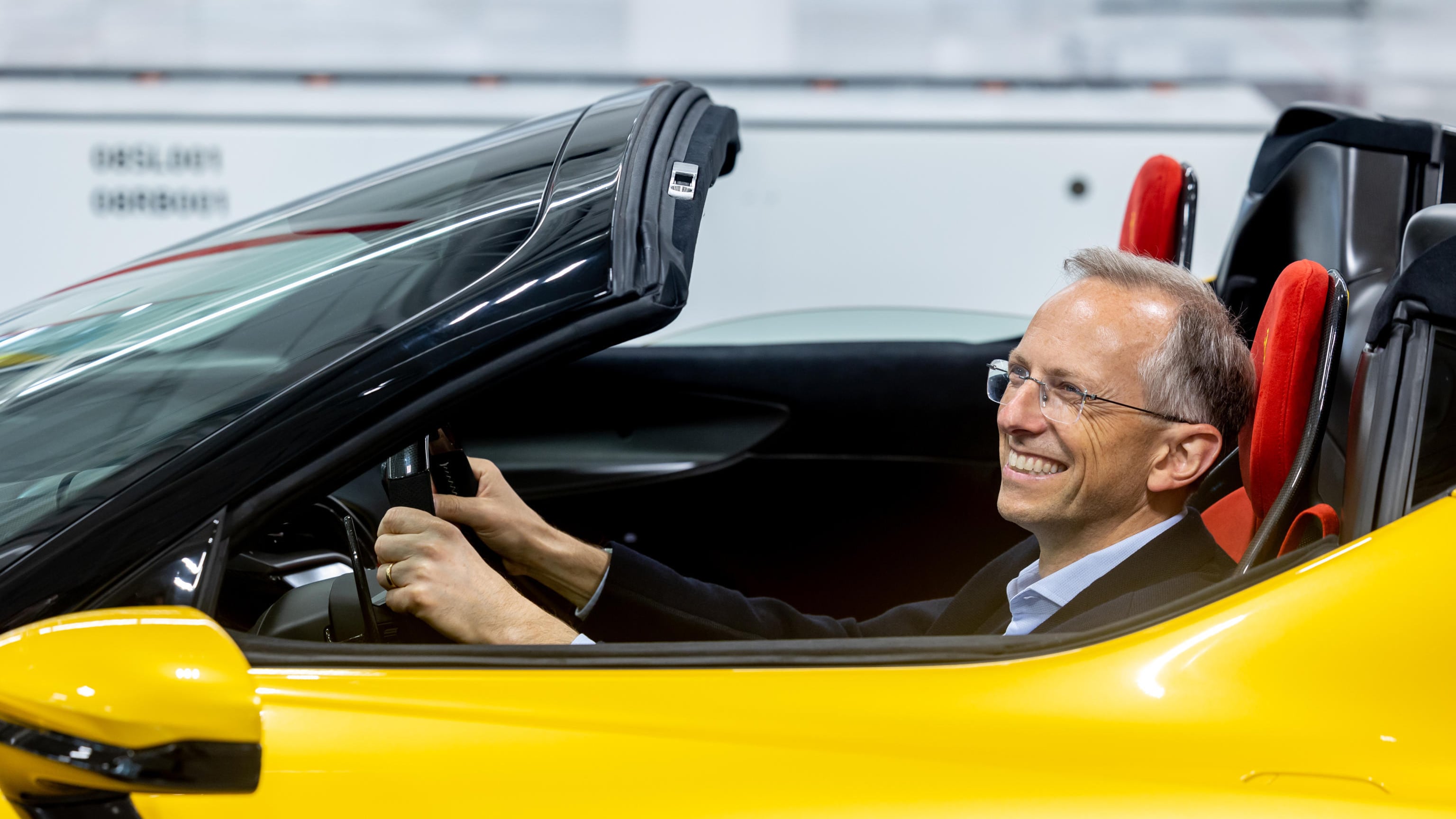 Ferrari macina ricavi e profitti anche coi dazi. E corre nell'elettrico fra tecnologia e design
