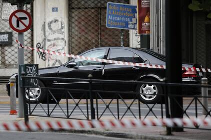 Una busta esplode nell'auto di Papademos 11