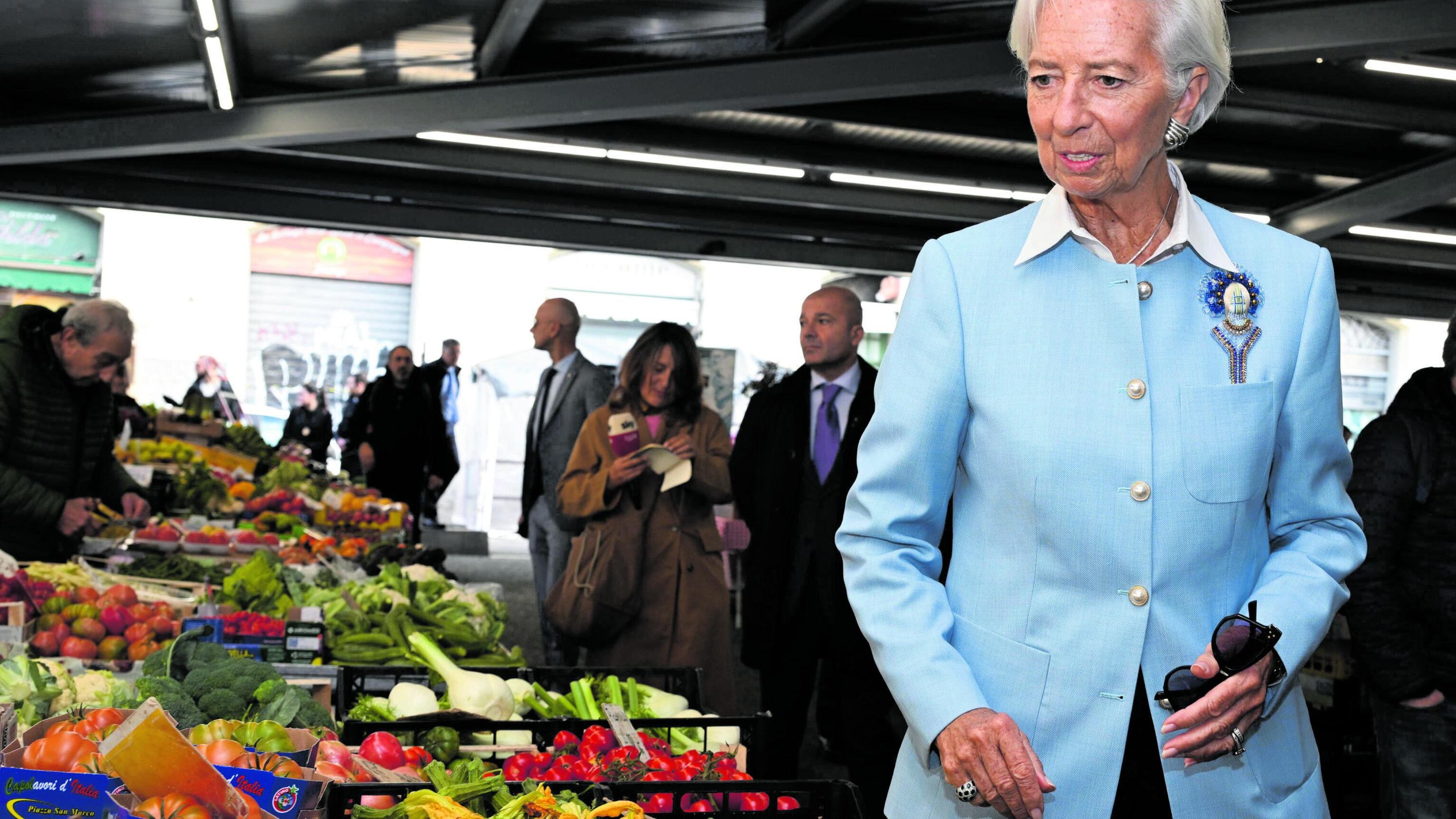 La Lagarde va al mercato e s'indigna per il caro-prezzi