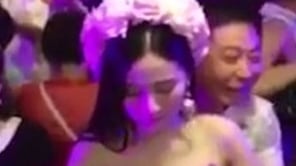 Cina, la sposa si fa toccare e baciare il seno in cambio di soldi
