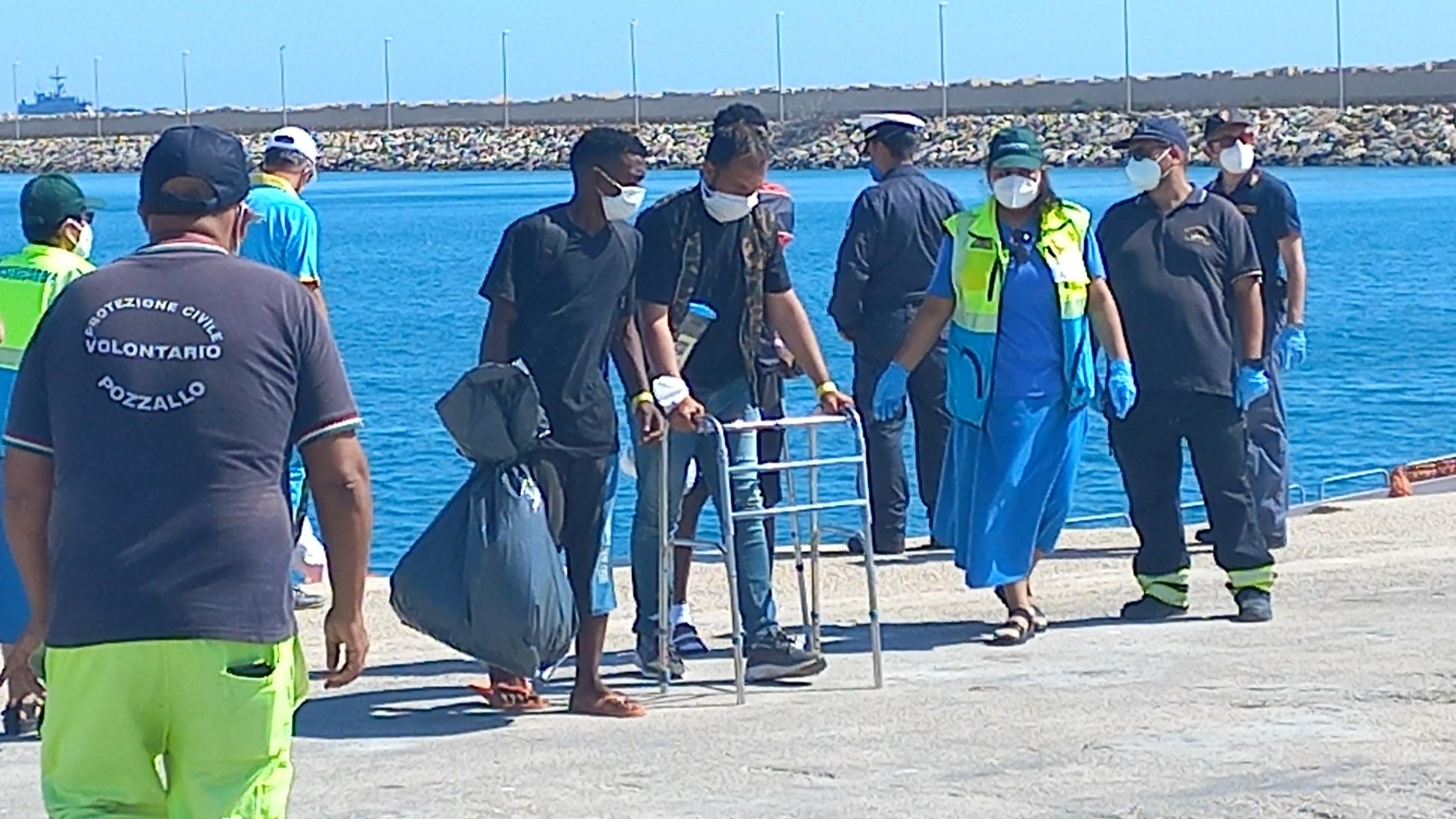 Nuova ondata di sbarchi: 600 migranti nell'hotspot di Lampedusa