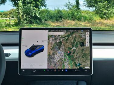 Tesla Model Y RWD 2023, guarda la galleria fotografica  16