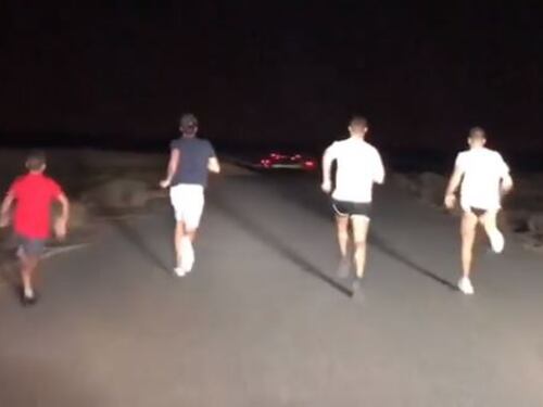 Cristiano Ronaldo non si ferma nemmeno in vacanza. Corsa con il figlio nel deserto