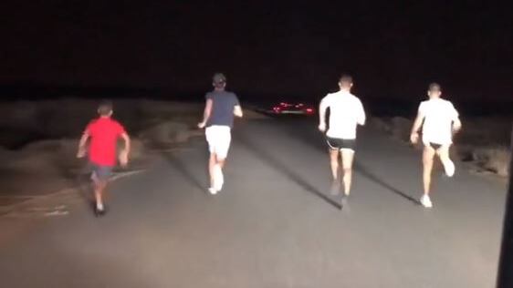Cristiano Ronaldo non si ferma nemmeno in vacanza. Corsa con il figlio nel deserto