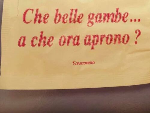 "Che belle gambe, a che ora aprono?": bufera per le frasi del bar
