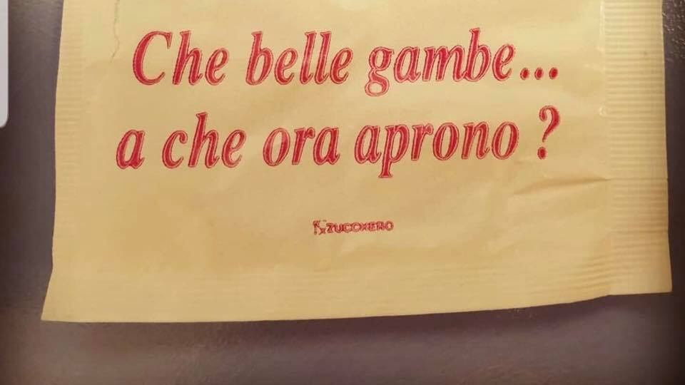 "Che belle gambe, a che ora aprono?": bufera per le frasi del bar