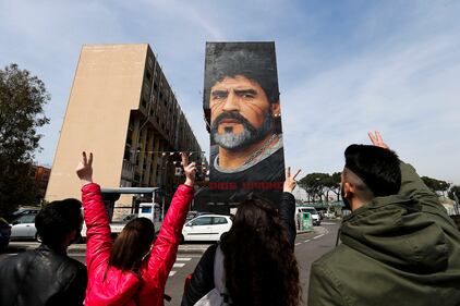Napoli, maxi murales di Maradona 7