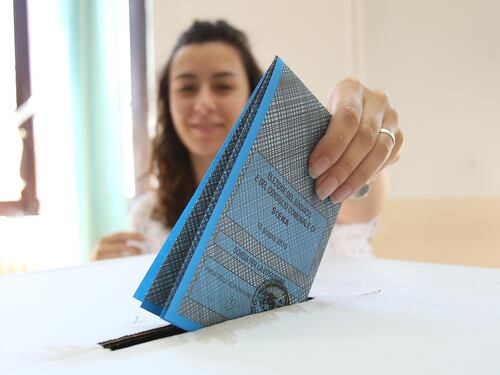 Vince il centrodestra: 4 a 2 al primo turno con ribaltone a Latina. Al ballottaggio 7 Comuni