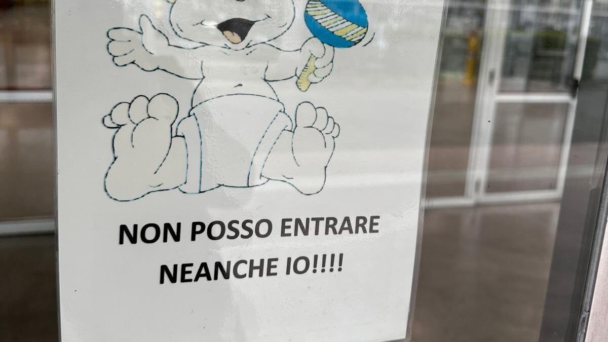 "Non posso entrare". La scuola vieta l'ingresso ai neonati: bufera a Firenze