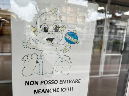"Non posso entrare". La scuola vieta l'ingresso ai neonati: bufera a Firenze