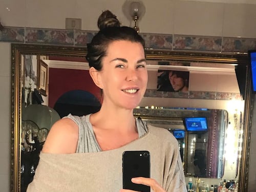 Alba Parietti si mostra senza trucco e replica alle accuse: "Come tutti sono anche questa"