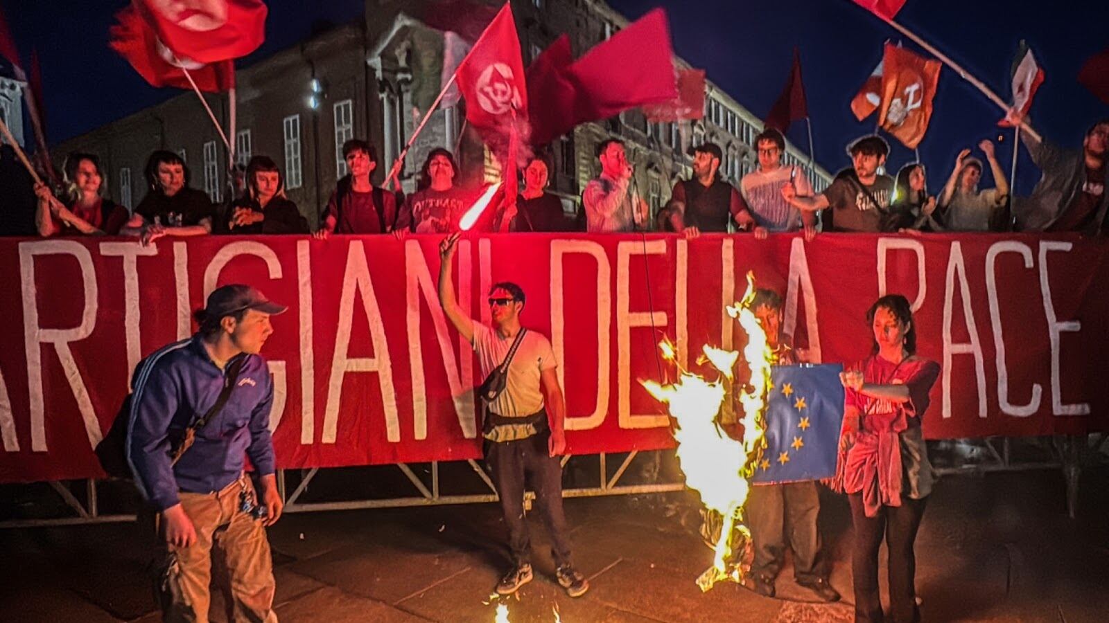 25 Aprile, a Torino si bruciano le bandiere di Ue e Nato. Slogan contro Meloni, issata la bandiera della Palestina