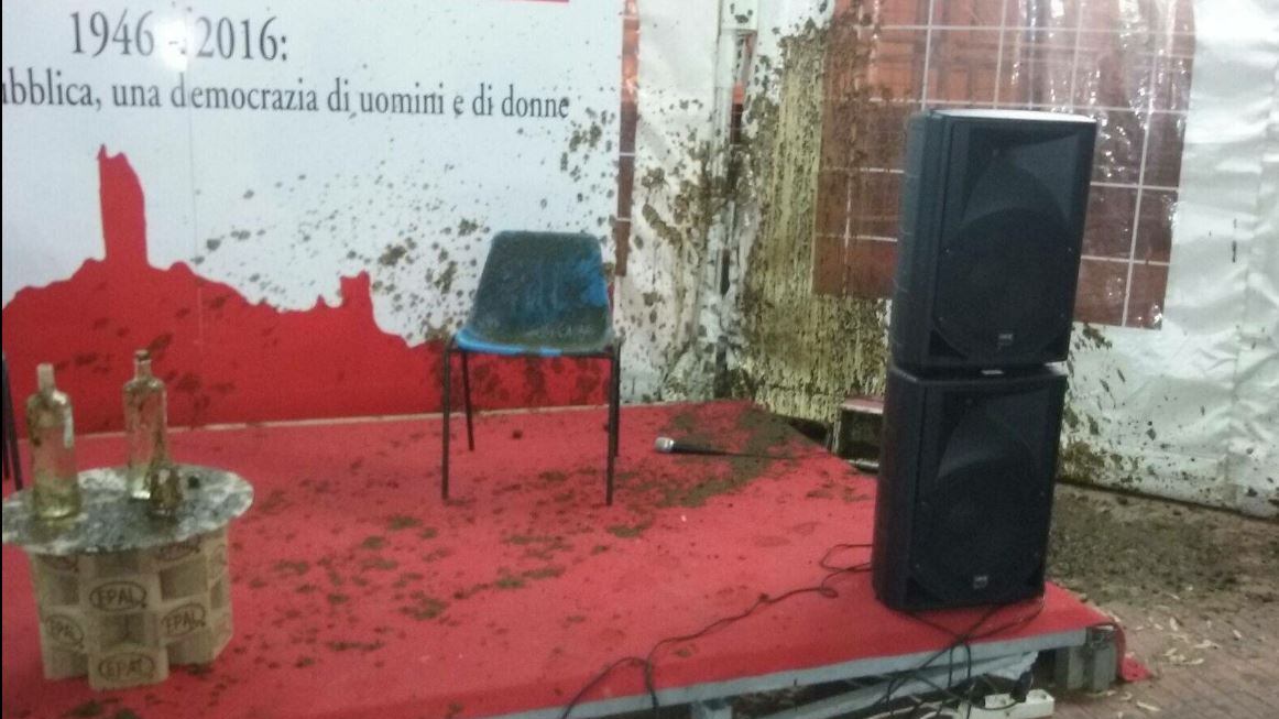 Toscana, Rossi aggredito con secchi di letame