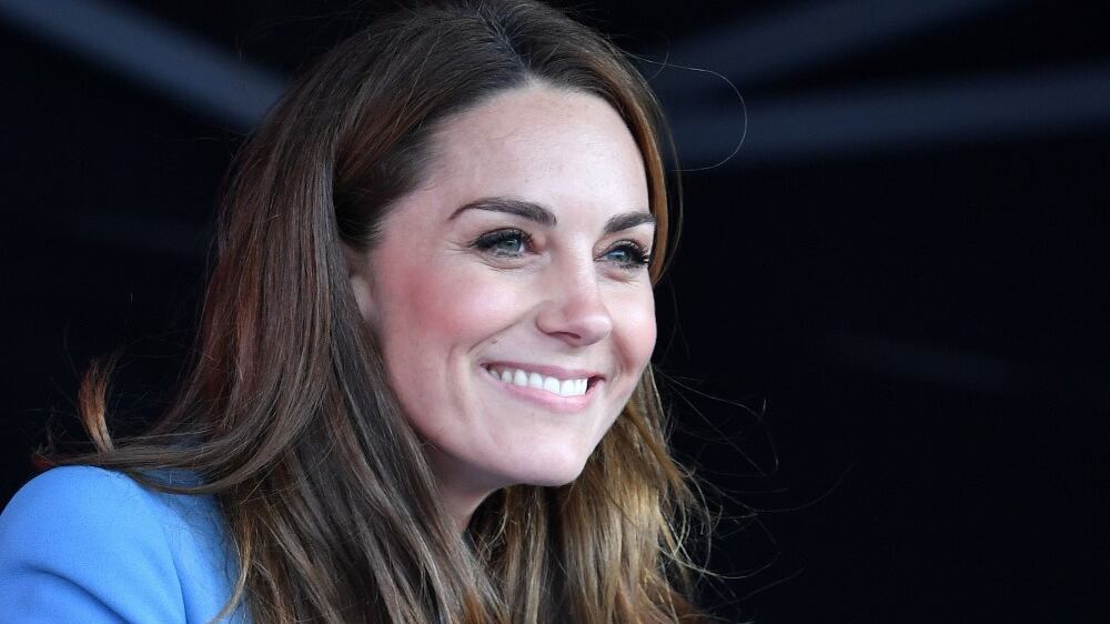 Kate Middleton cambia look e dice addio ai tacchi alti. Nasconde qualcosa?