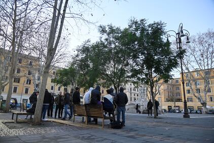 Studente accoltellato in Piazza Testaccio a Roma: gli inquirenti sulle tracce dei responsabili 8