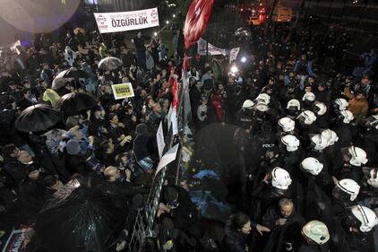 Turchia, scontri dopo il sequestro del quotidiano 3
