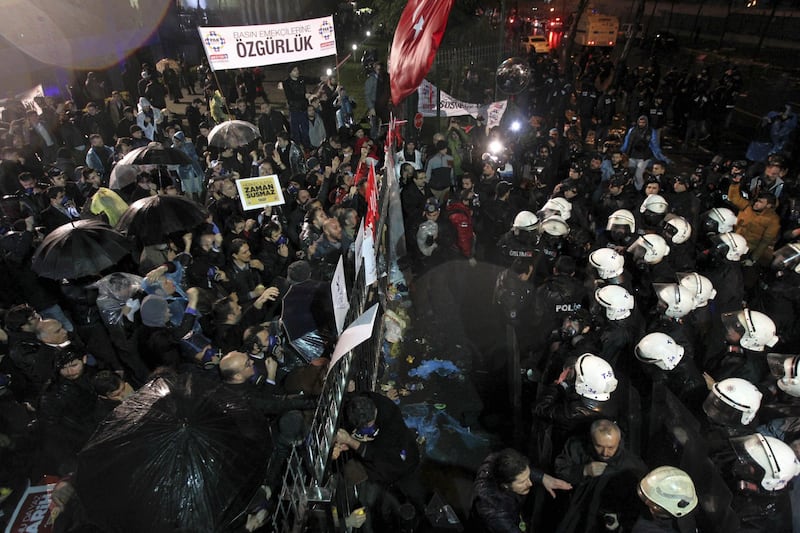 Turchia, scontri dopo il sequestro del quotidiano 3