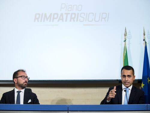Migranti, il piano di Di Maio: "Rimpatri veloci verso 13 paesi"