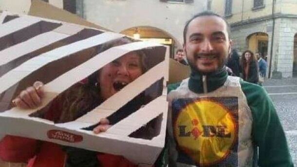 Si travestono da rom ingabbiata e da dipendente della Lidl. Il sindaco: "A Carnevale ogni scherzo vale"