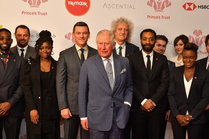 Il Principe Carlo: stretta di mano con Brian May dei Queen al The Princès Trust Awards 6