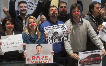 Marino evita le dimissioni: bagarre in Campidoglio 5