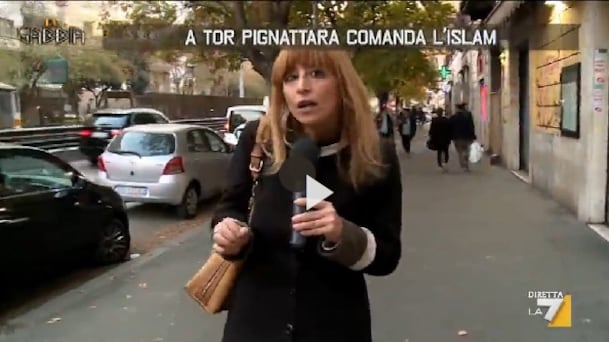 "Qui comandano gli islamici". E la giornalista viene linciata