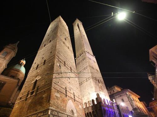 Bologna, la piazza sotto le Due Torri resterà chiusa per anni