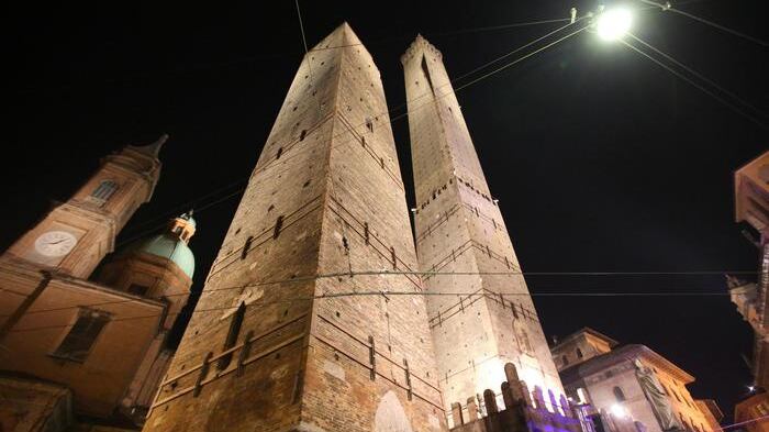 Bologna, la piazza sotto le Due Torri resterà chiusa per anni