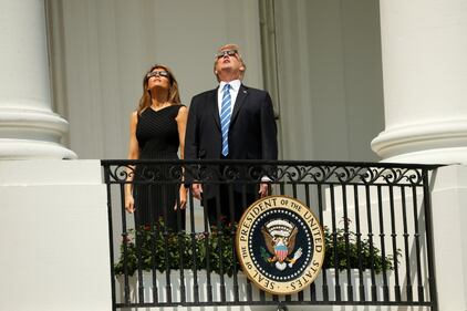 Trump guarda l'eclissi senza occhiali protettivi 15