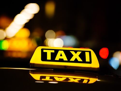 Carica quattro clienti sul taxi, a fine corsa viene rapinato