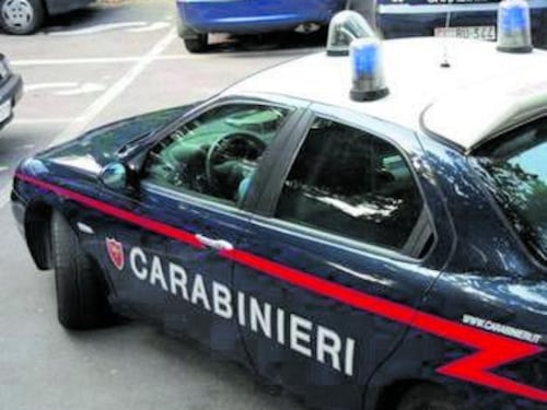 Semina il panico al pronto soccorso. Agente gli spara e finisce indagato