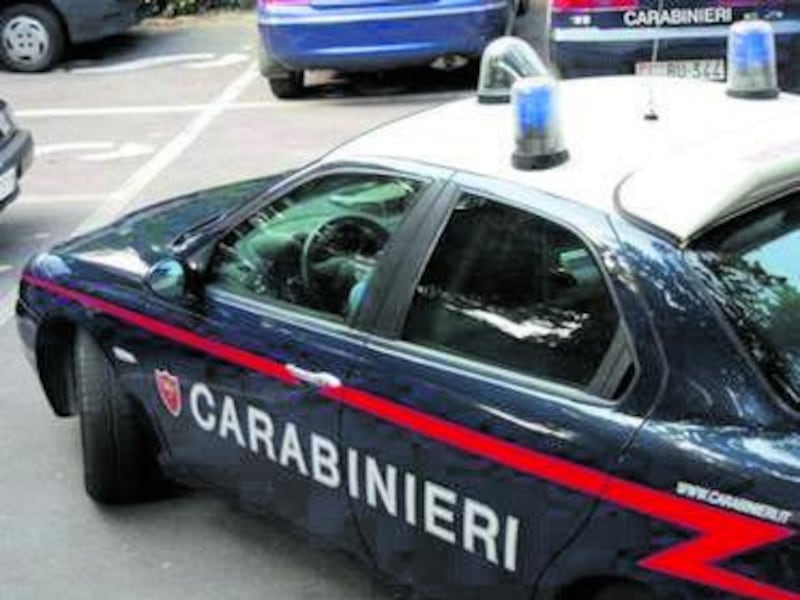 Spari in un appartamento di Roma: padre, madre, figlia e cane trovati senza vita
