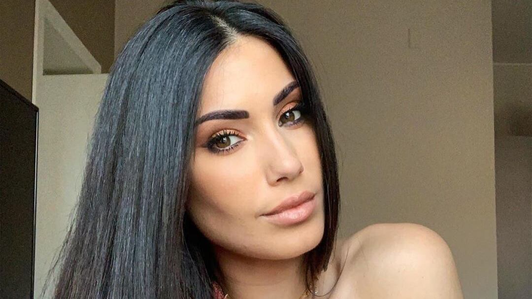 Federica Nargi sexy figlia dei fiori. Ma il web la massacra d'insulti