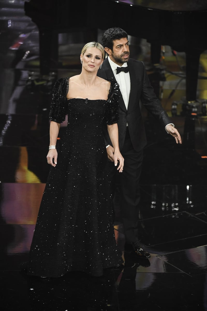 Michelle Hunziker, la sexy conduttrice a Sanremo 2018 10