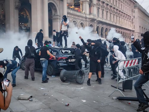Scontri nelle piazze, Meloni alza la voce: “Teppisti che sfruttano le manifestazioni per seminare il caos”. Sala: “Le ragioni della protesta comprensibili, ma le violenze ingiustificabili”