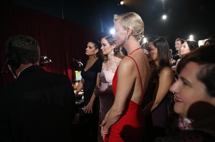 Oscar 2016, Charlize Theron in rosso toglie il fiato 1