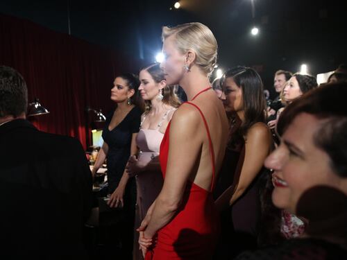 Oscar 2016, Charlize Theron in rosso toglie il fiato