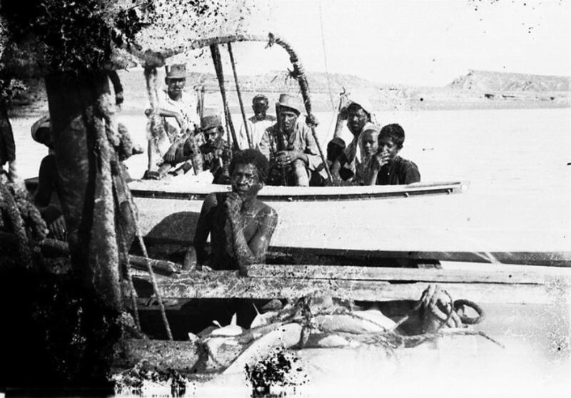 Oskar posa con una popolazione indigena