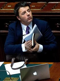 Renzi con il computer sui banchi del governo 5
