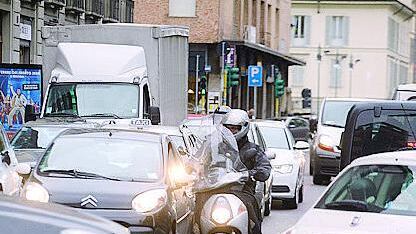Auto bloccate, traffico in tilt Città prigioniera dei violenti
