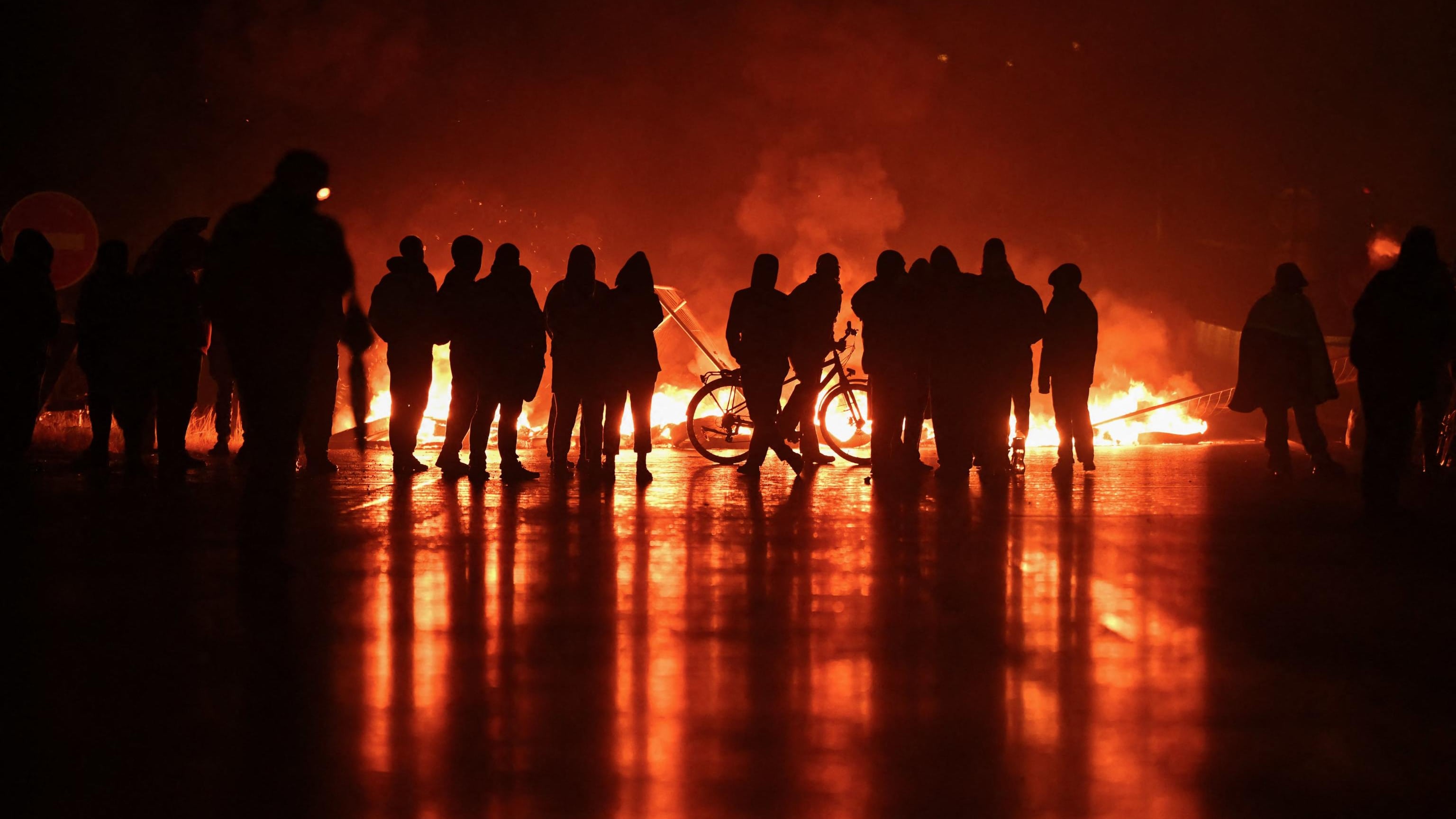 "Blocchiamo tutto". La rabbia di piazza e il rischio scontri. Il Paese si barrica