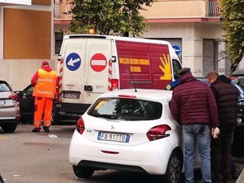 L'oltraggio al caduto missino: la Raggi fa cancellare il murale