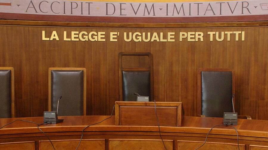 Incinta a 13 anni. La madre a processo: "Le permise di dormire col fidanzato"